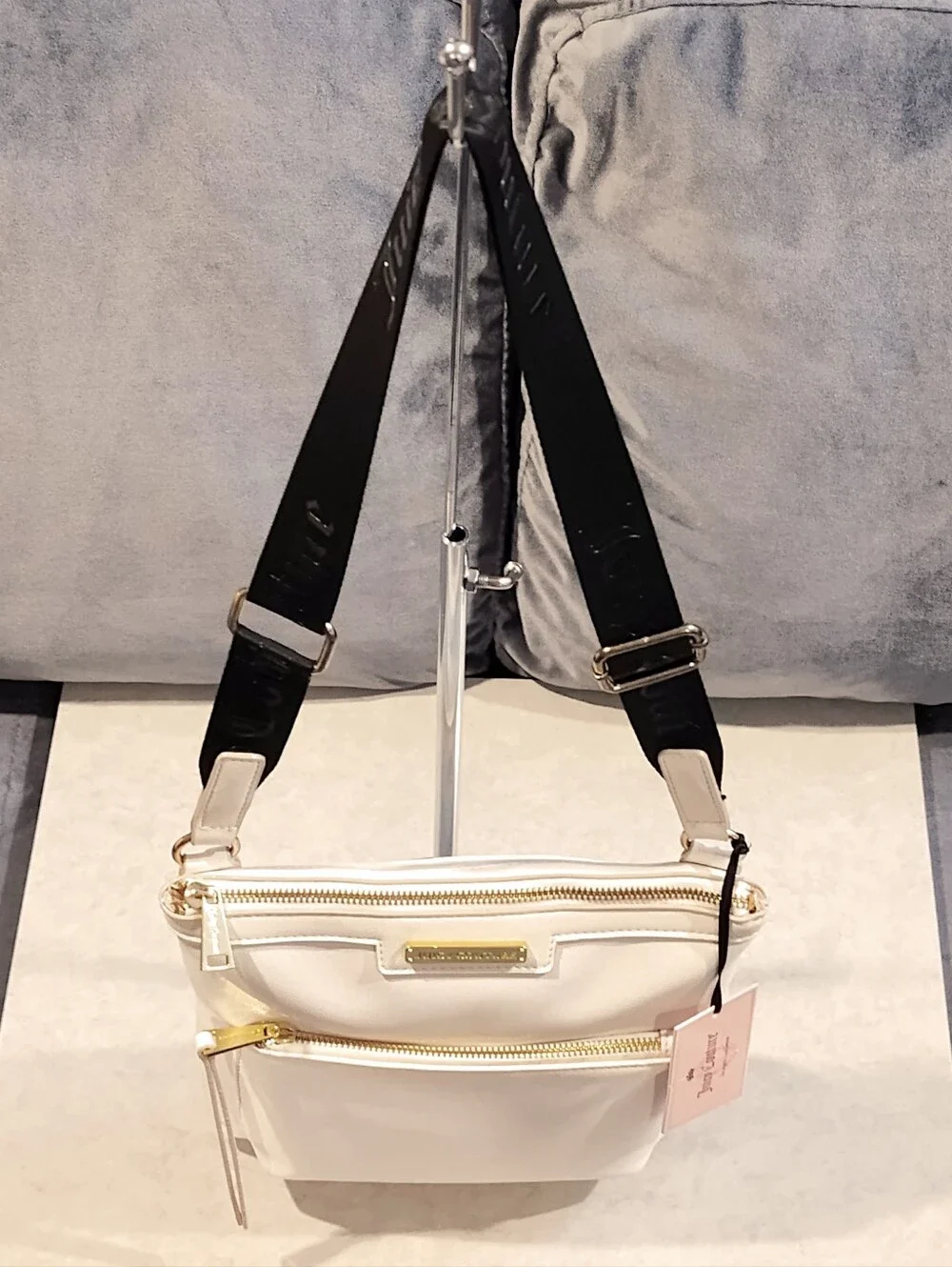 NWT VINTAGE JUICY COUTURE WHITE LEATHER CROSSBODY BAG W/ EMBOSSED BLACK STRAP